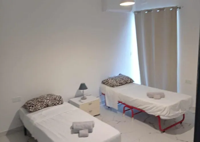 Poppy Court Марсаскала