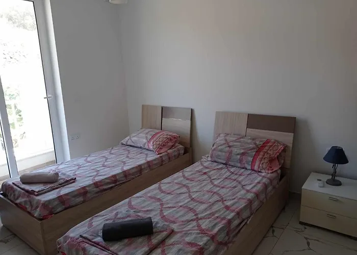 Poppy Court Марсаскала