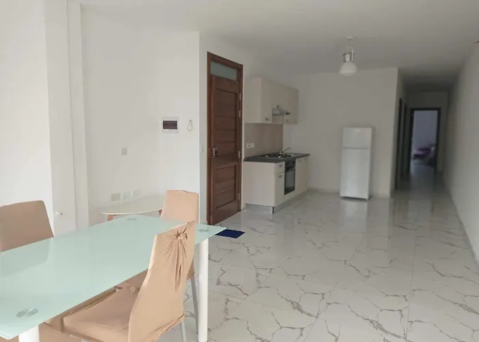 Poppy Court * מרססקלה